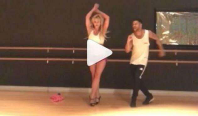 Britney Spears bailando salsa