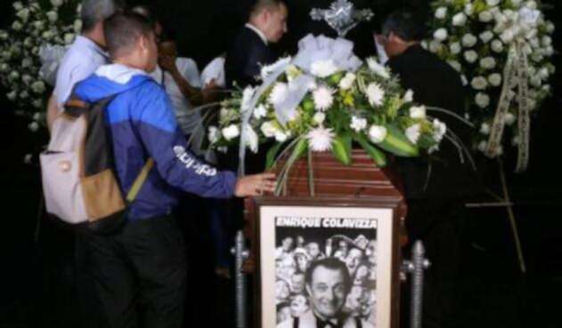 El cuerpo del humorista Enrique Colavizza es velado en cámara ardiente en el teatro Jorge Isaacs