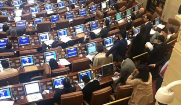 Plenaria de la Cámara de Representantes, iniciativa de moción de censura