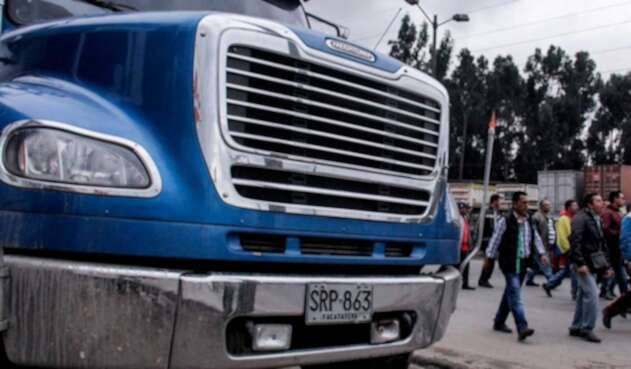 Camioneros marchan por la Calle 13