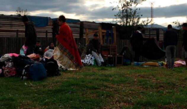 Venezolanos montan campamento improvisado