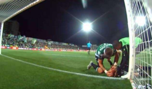 Sebastián Coates, del Sporting, evita que su portero, Romain Salin, se ahogue con su lengua