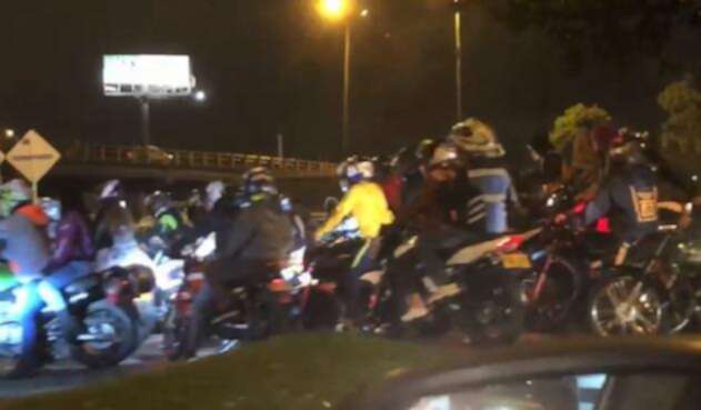 Caravana de motociclistas disfrazados en el norte de Bogotá
