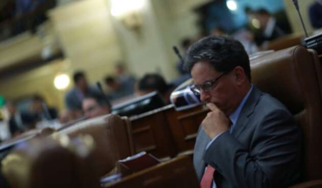 Gobierno y congresistas acuerdan aumentar impuesto a los dividendos