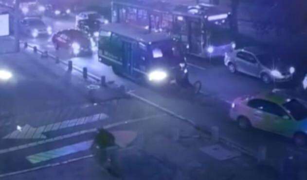 Ciclista finje ser accidente con bus del SITP