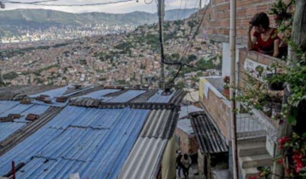 Un habitante divisa un sector de la Comuna 13 de Medellín