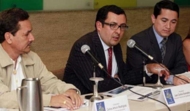 En el centro, Juan Carlos Granados, contralor de Bogotá.