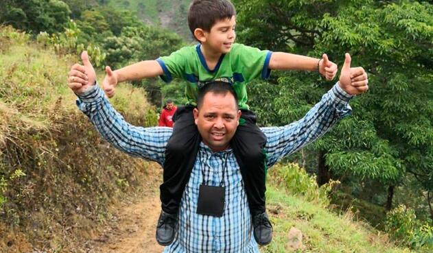 Cristo José Contreras, en libertad, junto a su padre Edwin Contreras