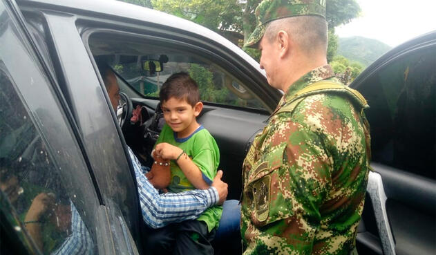 Cristo José Contreras junto con las Fuerzas Militares Cristo José Contreras junto con las Fuerzas Militares