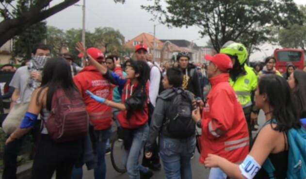 Defensores de derechos humanos en marcha estudiantil