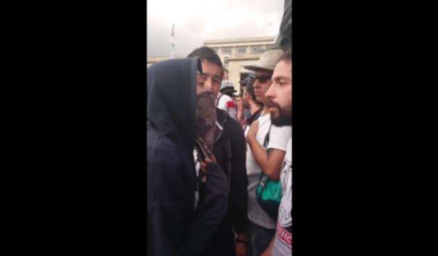 Así fue el enfrentamiento entre varios estudiantes y una encapuchada