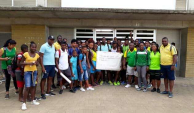 Un grupo de instructores deportivos y aseadores protestan en Turbo, Antioquia