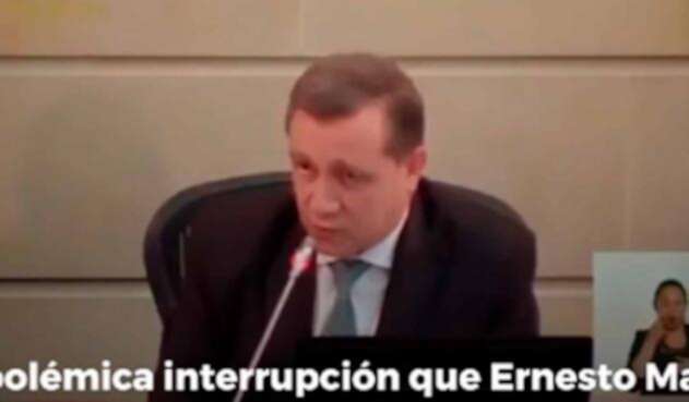 Momento en que Ernesto Macías interrumpe a la estudiante Jennifer Pedraza