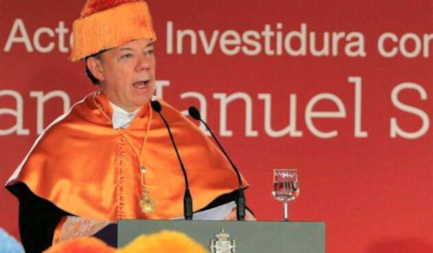 Juan Manuel Santos cuando fue nombrado doctor honoris causa por parte de la Universidad Camilo José Cela, en Madrid (España), el 3 de noviembre de 2014