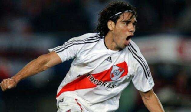 Falcao, delantero colombiano portando la camisa de River Plate
