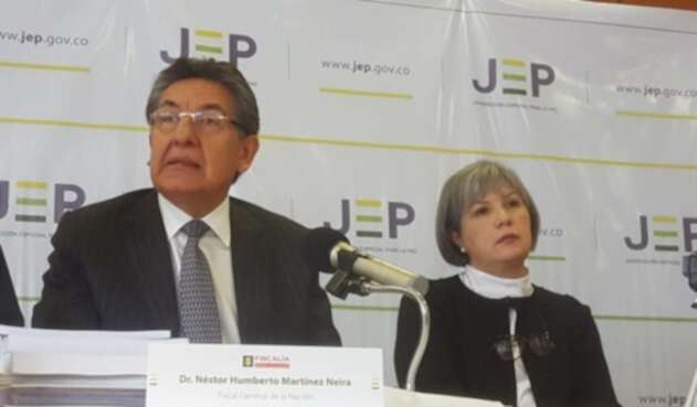 El fiscal general, Néstor Humberto Martínez y la presidenta de la JEP, Patricia Linares.