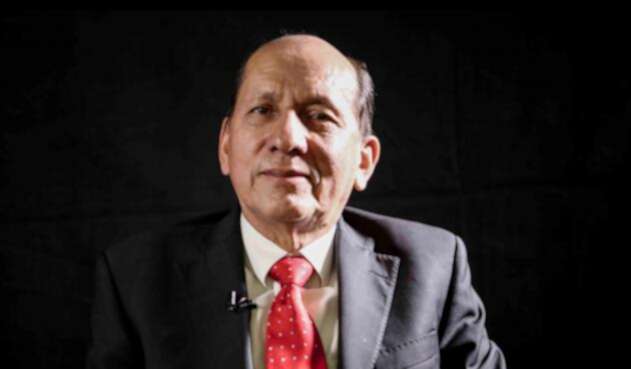 El general retirado Luis Herlindo Mendieta en la sede de RCN Radio, en Bogotá