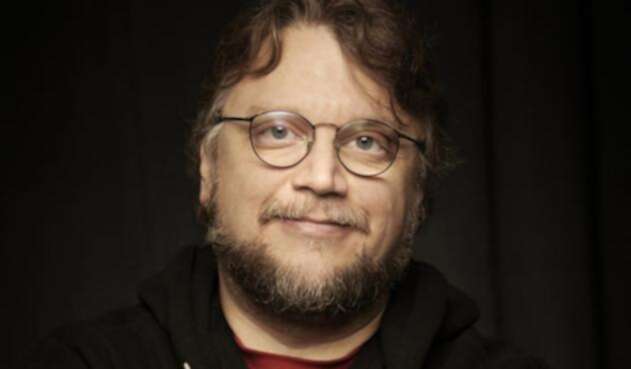 Guillermo del Toro y la imagen promocional de Netflix anunciando el largometraje de Pinocho