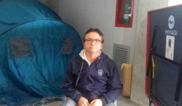 Siete días en huelga de hambre, cumple este lunes el docente de la Universidad de Caldas Siete días en huelga de hambre, cumple este lunes el docente de la Universidad de Caldas