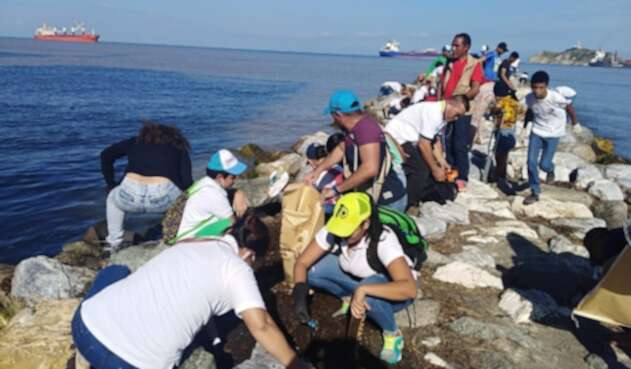 Jornada de limpieza de cuerpos hídricos en Playa Los Cocos