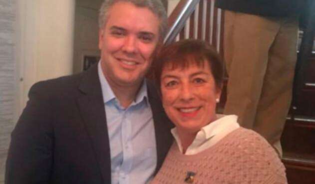 El presidente Iván Duque junto a Claudia Ortiz, militante del Centro Democrático
