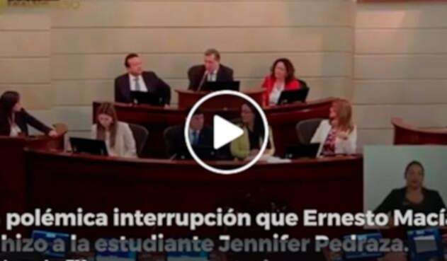 Jennifer Pedraza y Ernesto Macías durante la sesión en el Congreso