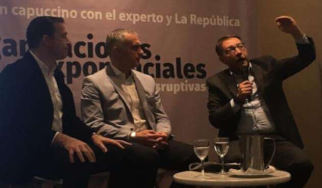 El director del diario La República, Fernando Quijano, con los expertos, hablando sobre inteligencia artificial.