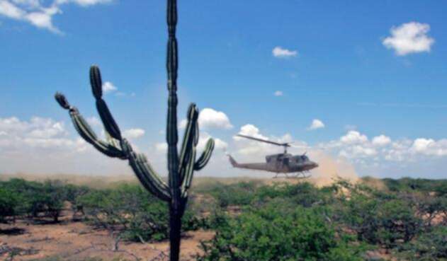 Un helicóptero sobrevolando Uribia, en La Guajira