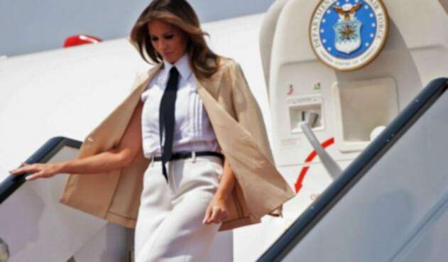 Melania Trump bajando de avión presidencial. Melania Trump bajando de avión presidencial.