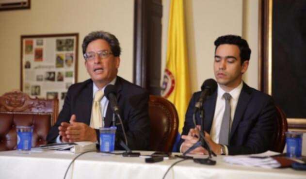 El ministro de Hacienda, Alberto Carrasquilla y el viceministro, Luis Alberto Rodríguez.