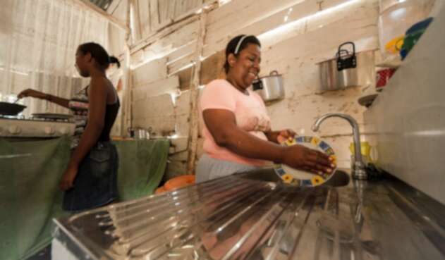 Familia colombiana que cuenta con conexión a servicios públicos.