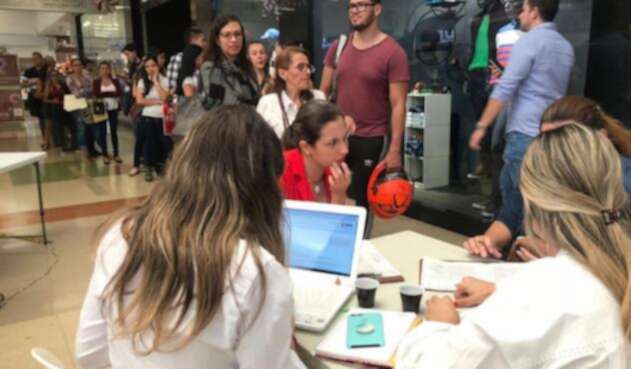 Hombres trabajan en empleos formales