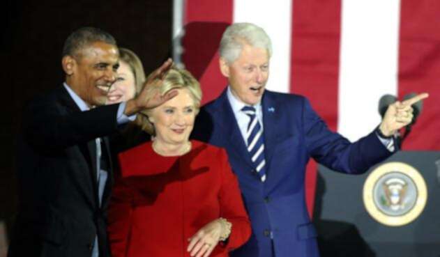 Barack Obama y los esposos Clinton
