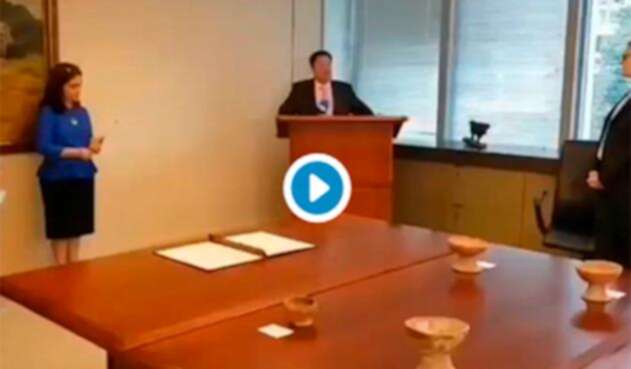 Francisco Santos, embajador de Colombia en Estados Unidos, en Washington durante la entrega de 38 piezas precolombinas