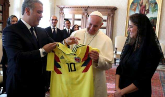 El papa Francisco junto al presidente Iván Duque y su esposa María Juliana Ruiz, el 22 de octubre de 2018 en el Vaticano