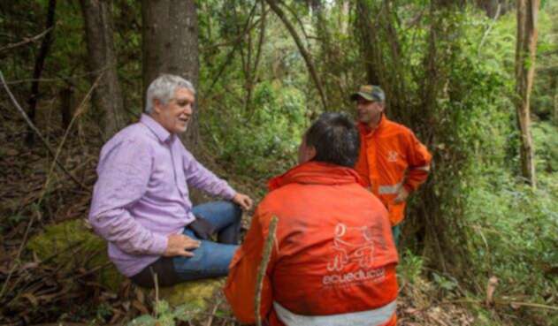 Enrique Peñalosa, alcalde de Bogotá, tras ser asistido en los Cerros Orientales de Bogotá