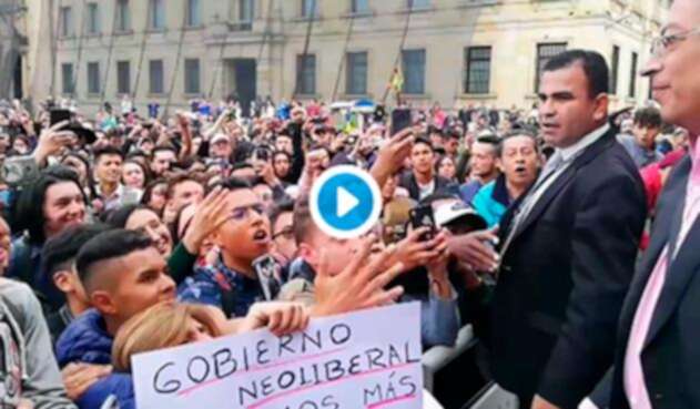 Gustavo Petro en medio de la marcha estudiantil, en Bogotá