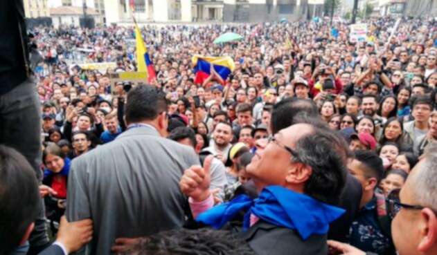 Gustavo Petro en medio de la marcha estudiantil, en Bogotá