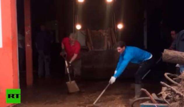 Rafael Nadal ayudado a la remoción de escombros en Mallorca.