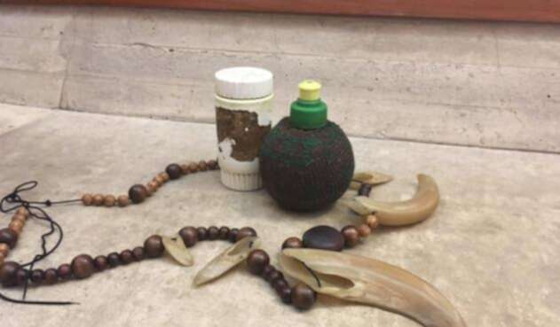 En el tarro blanco está la hoja de coca y al lado derecho ambil.