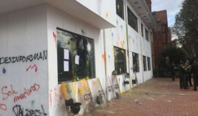 La sede de RCN Radio, en Bogotá, luego de la segunda marcha estudiantil