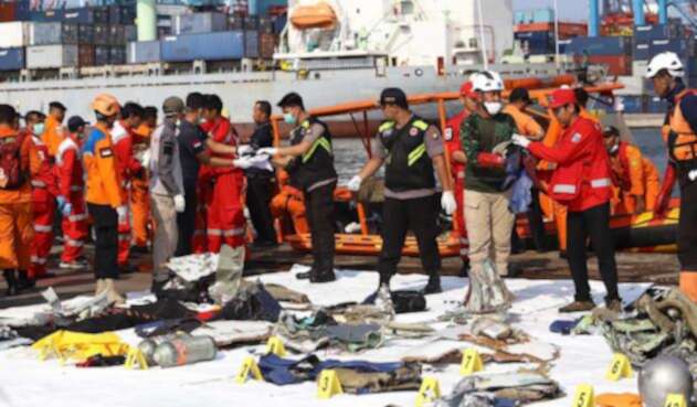 Rescatistas recuperan restos del avión accidentado de Lion Air