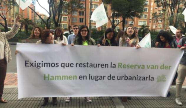 Ante la CAR un grupo de ciudadanos protestó para reclamar la protección de la Reserva Thomas Van Der Hammen.