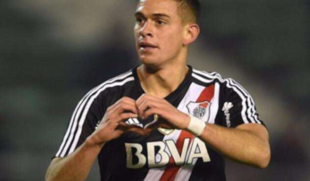 Santos Borré y taxista hablan de fútbol