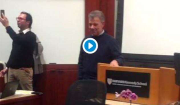 El expresidente Juan Manuel Santos al terminar su clase en la Universidad de Harvard