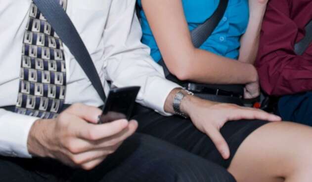 Pareja tiene sexo en un carro