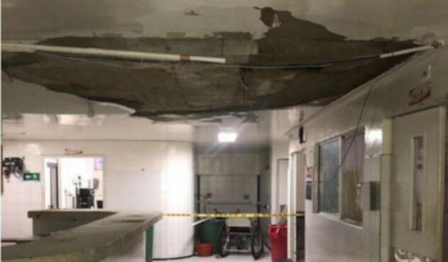 Al parecer la acumulación de agua en la parte superior originó el colapso del techo en la sección de urgencias. En el Hospital hay un grupo de expertos evaluando lo sucedido.