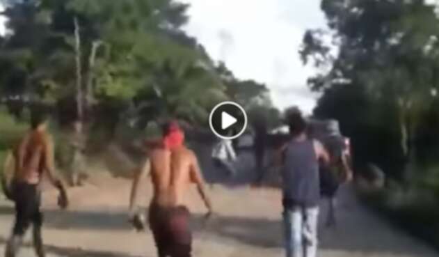 Campesinos en Tibú (Norte de Santander) increpando a soldados del Ejército Nacional
