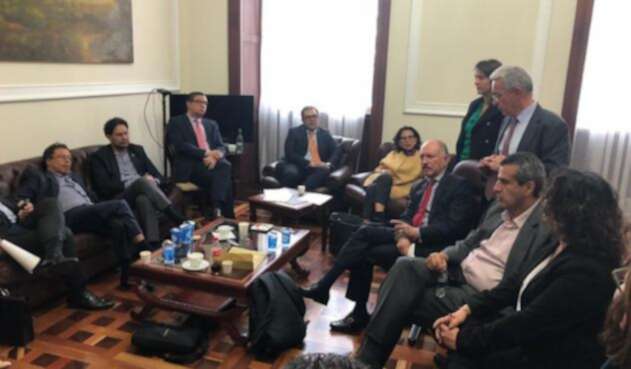 Álvaro Uribe y Gustavo Petro reunidos con homólogos del partido Farc en la oficina del senador Ernesto Macías