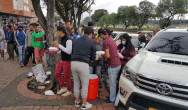 Con unos almuerzos varios ciudadanos se han acercado a brindar una mano a los venezolanos que llegan a Bogotá.
